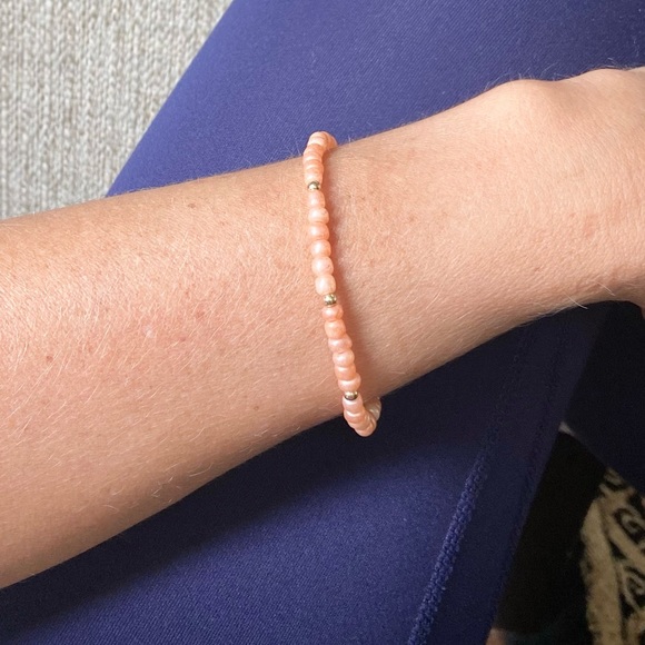 Peachy Pearlized Shell Bead Bracelet - Picture 2 of 5